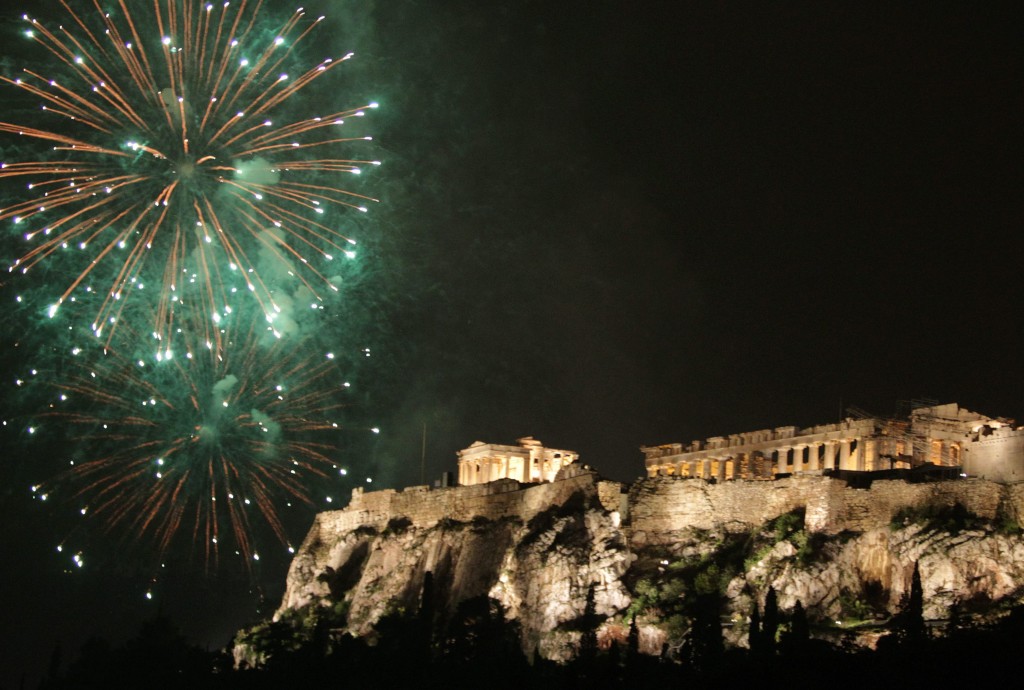 epa03521311 Fireworks explode over the ancient Parthenon temple on the Acropolis Hill during the New Year's celebrations in Athens, Greece, 01 January 2013. EPA/SIMELA PANTZARTZI